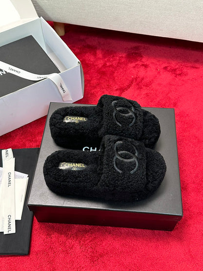 25 Thick soled hairy slippers