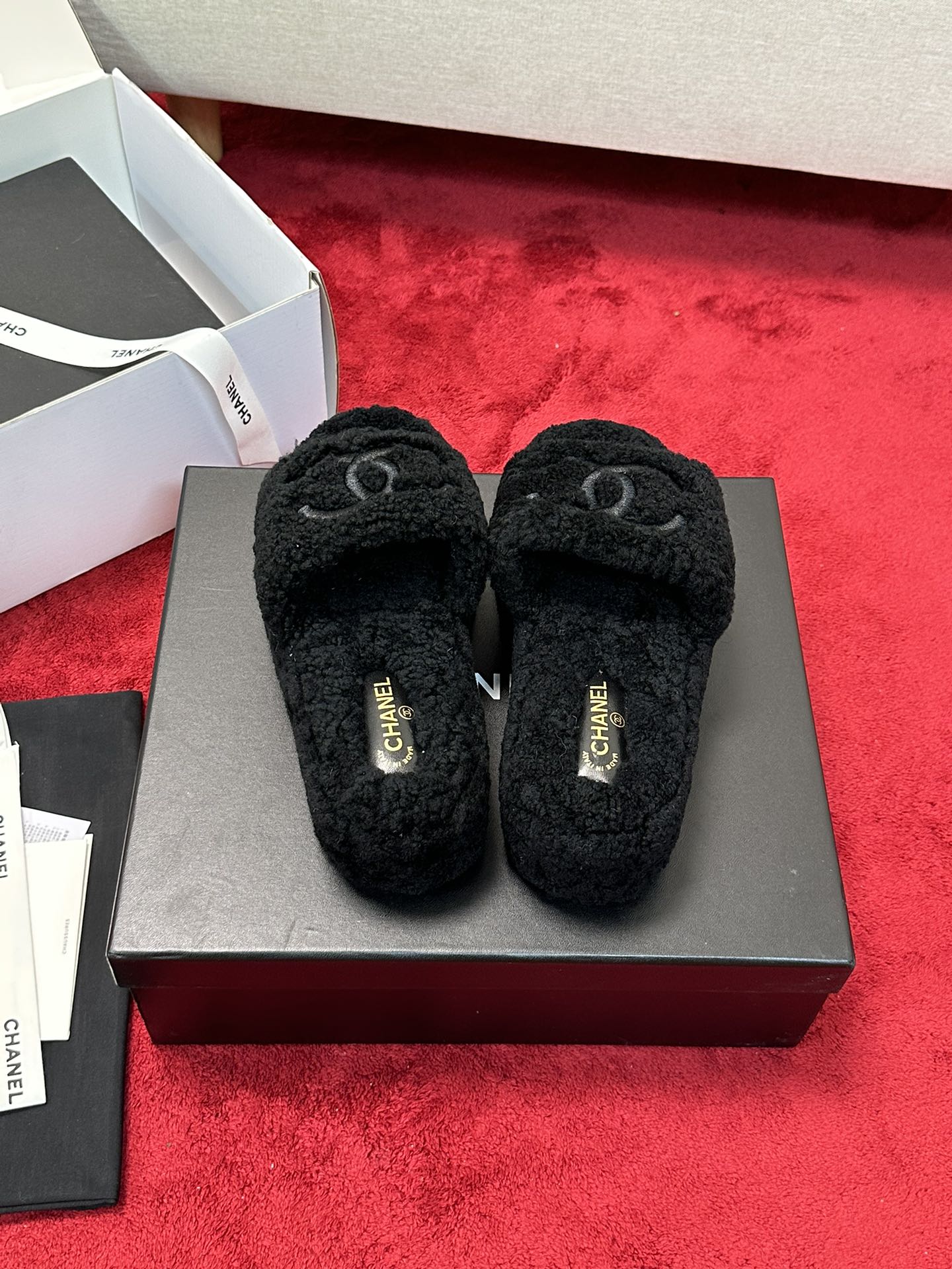 25 Thick soled hairy slippers