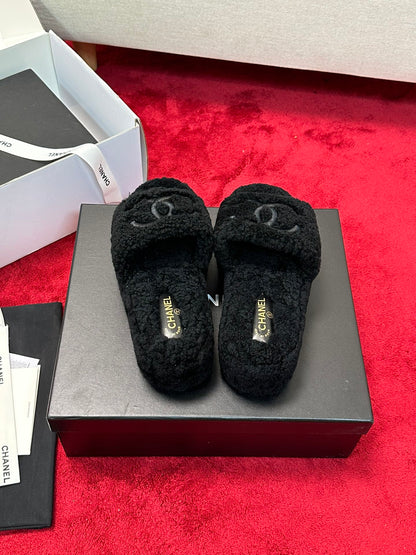 25 Thick soled hairy slippers