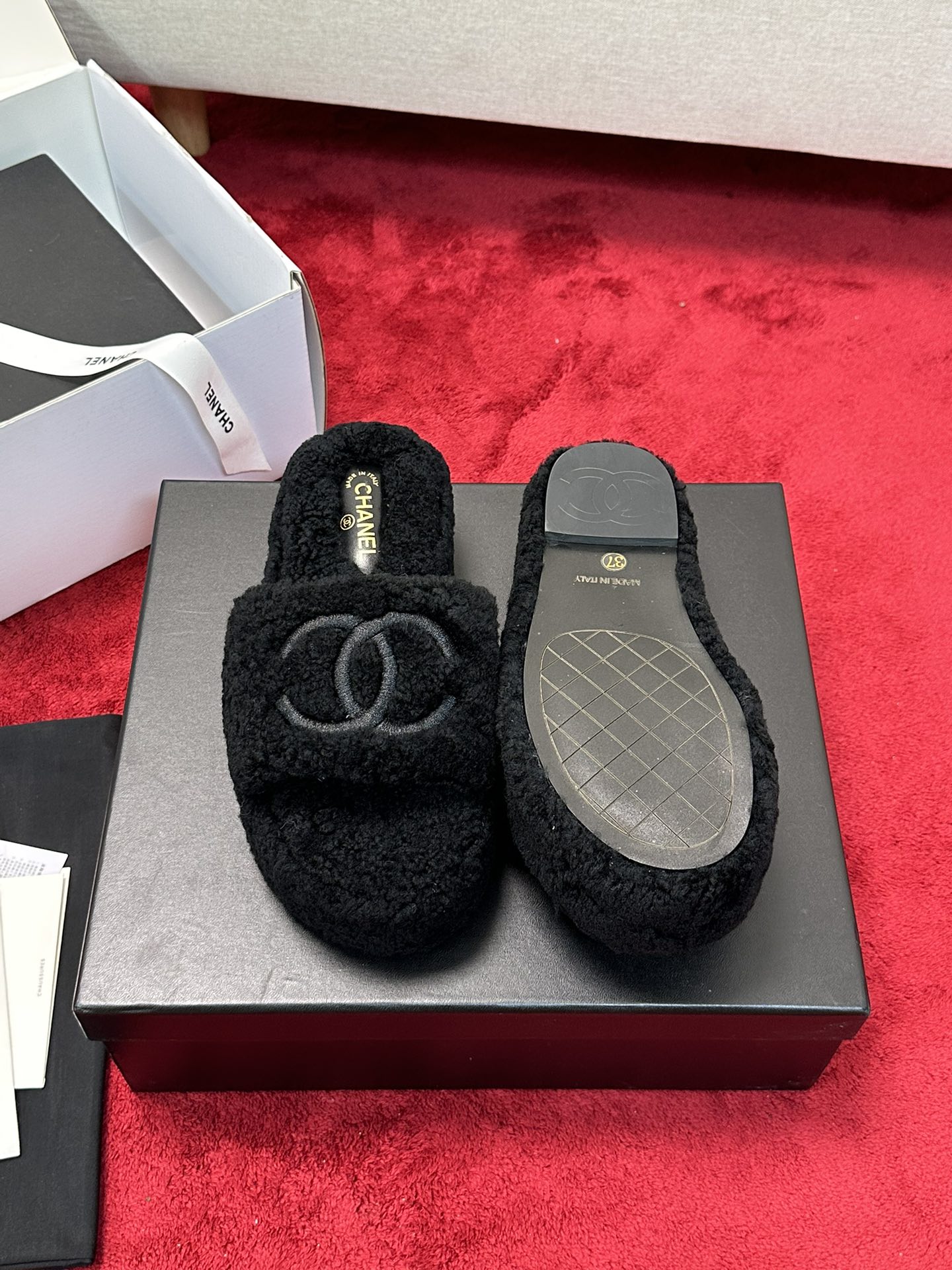 25 Thick soled hairy slippers