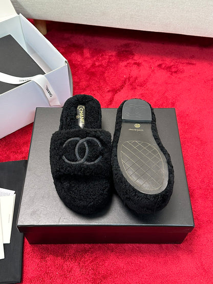 25 Thick soled hairy slippers