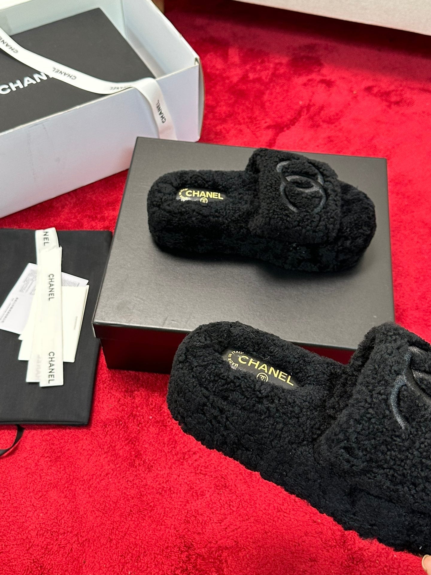 25 Thick soled hairy slippers