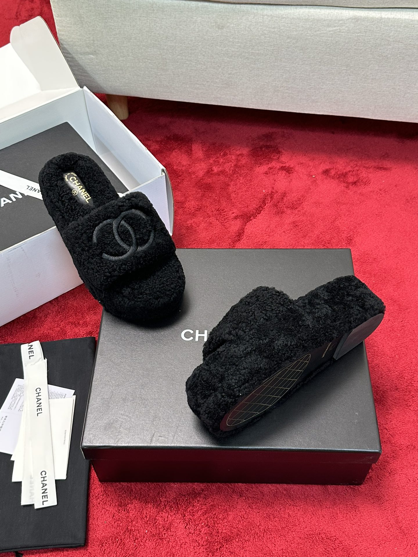 25 Thick soled hairy slippers