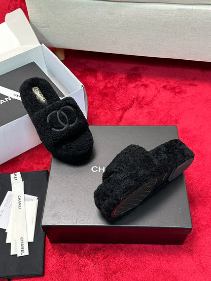 25 Thick soled hairy slippers