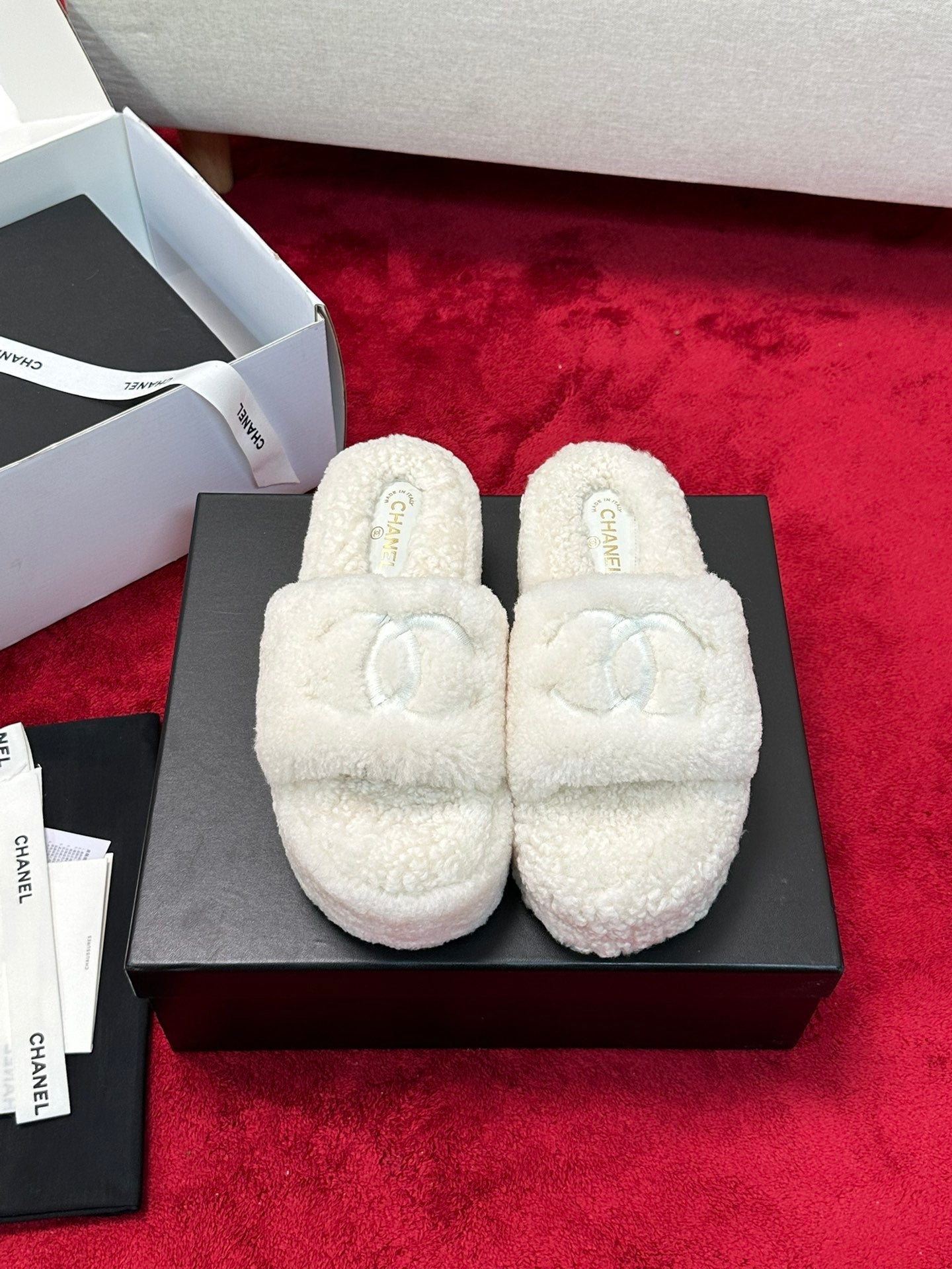 25 Thick soled hairy slippers