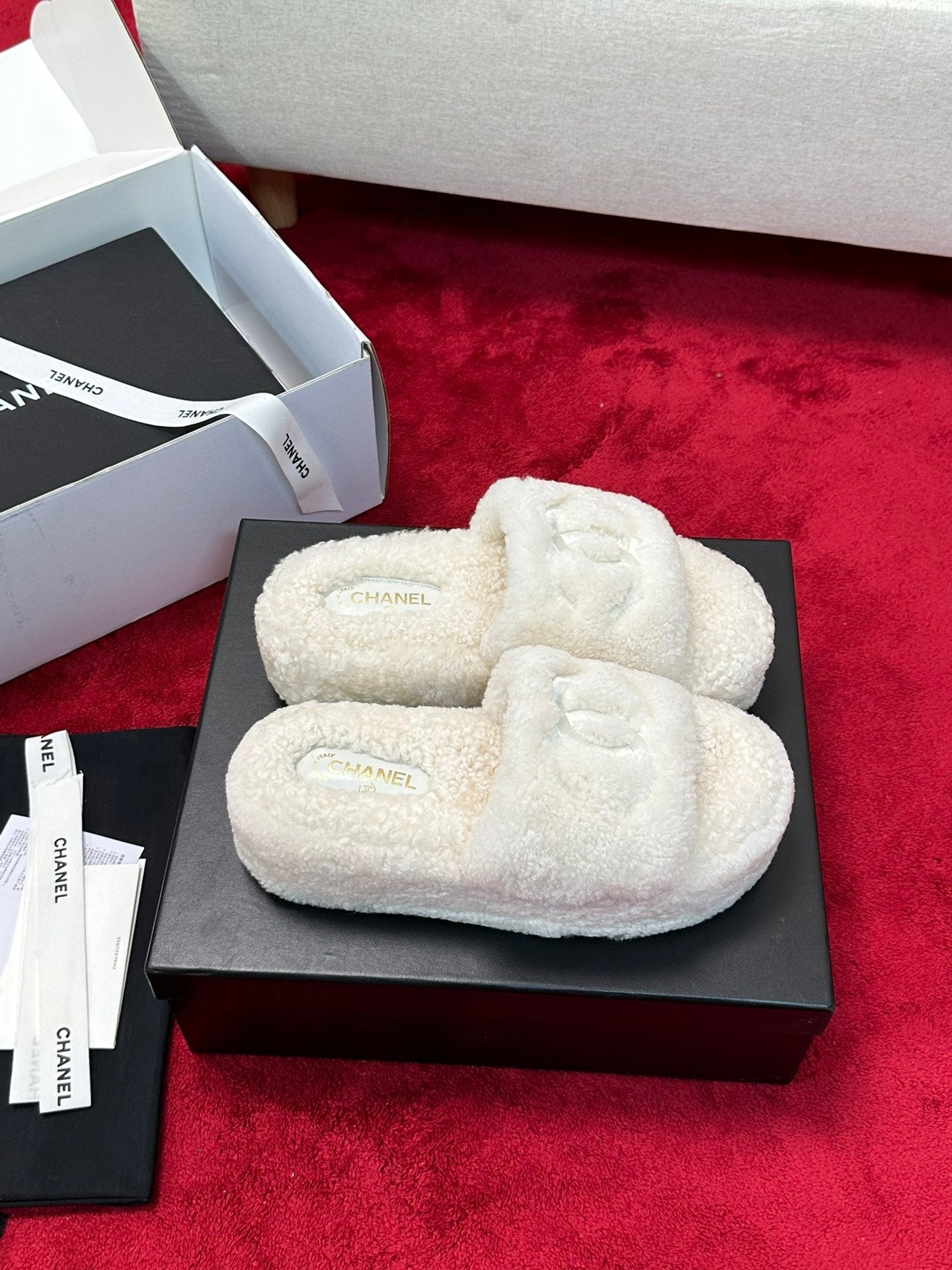 25 Thick soled hairy slippers