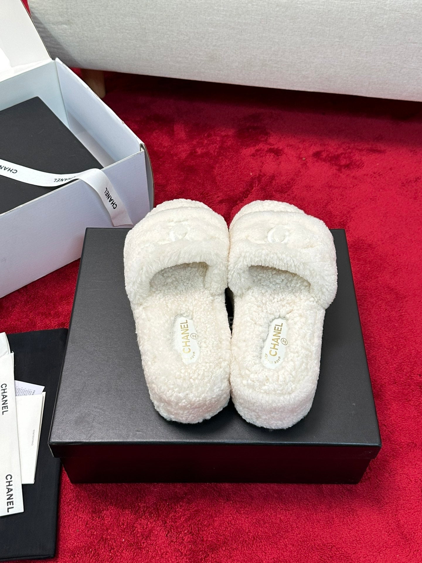 25 Thick soled hairy slippers