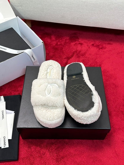 25 Thick soled hairy slippers