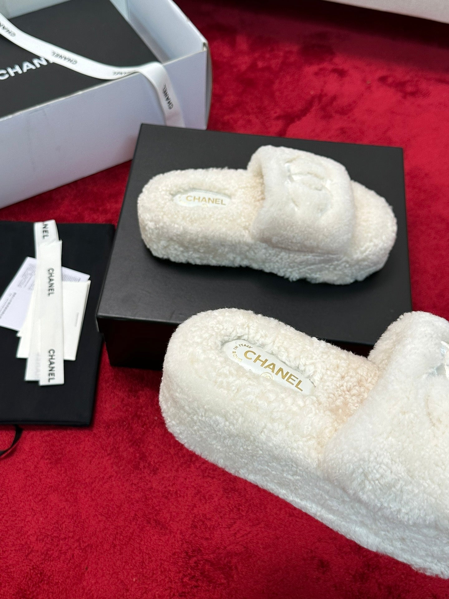 25 Thick soled hairy slippers