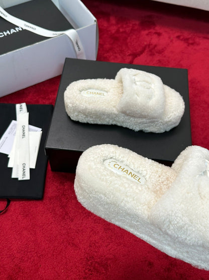 25 Thick soled hairy slippers