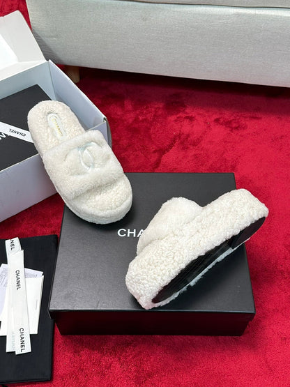 25 Thick soled hairy slippers