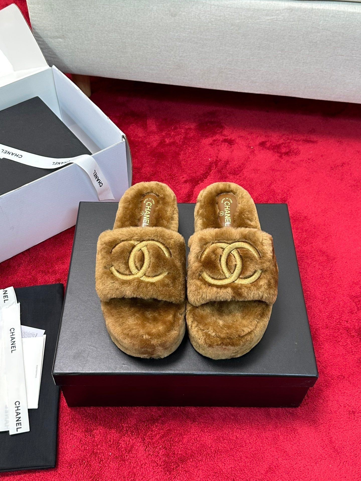 25 Thick soled hairy slippers