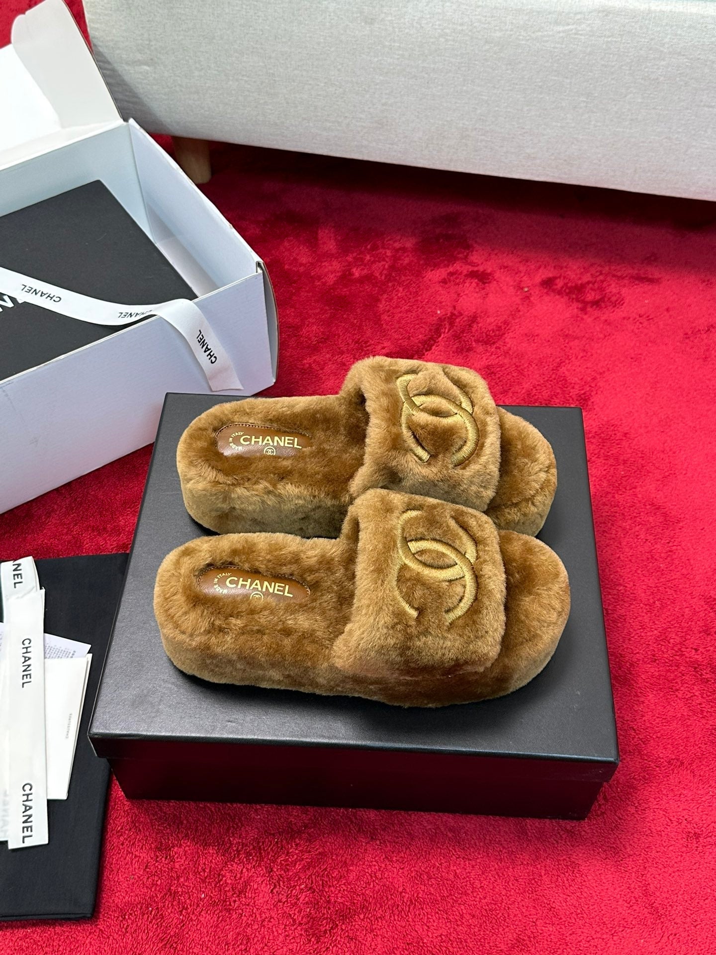 25 Thick soled hairy slippers