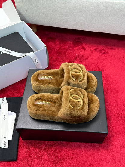 25 Thick soled hairy slippers