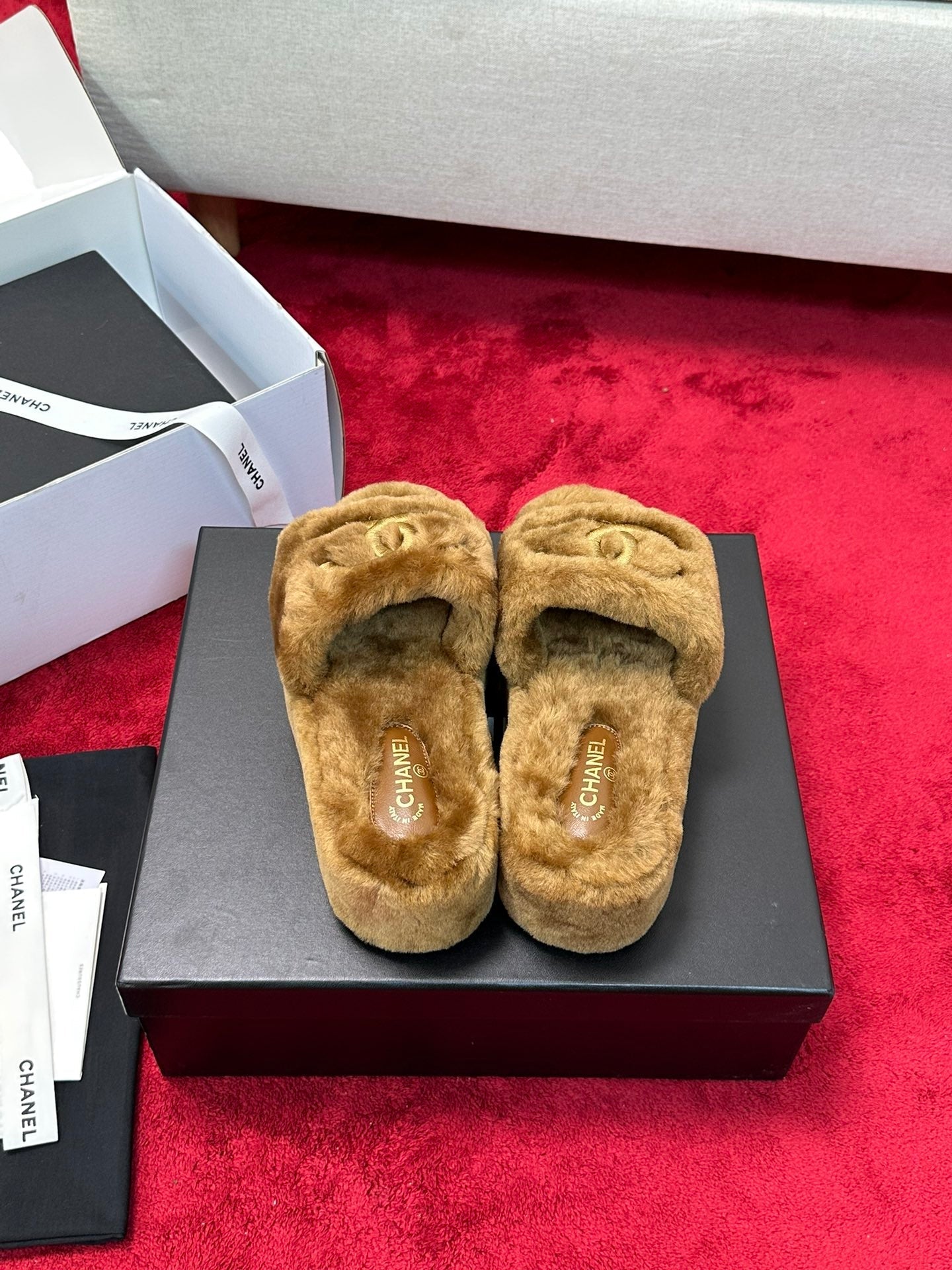 25 Thick soled hairy slippers