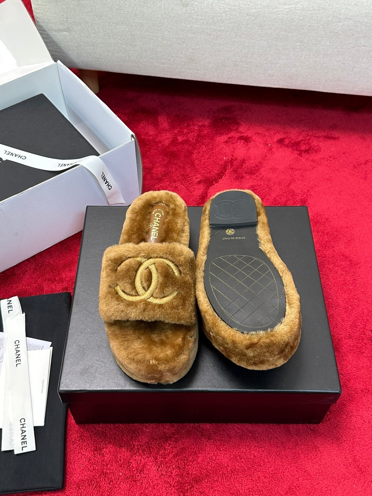 25 Thick soled hairy slippers