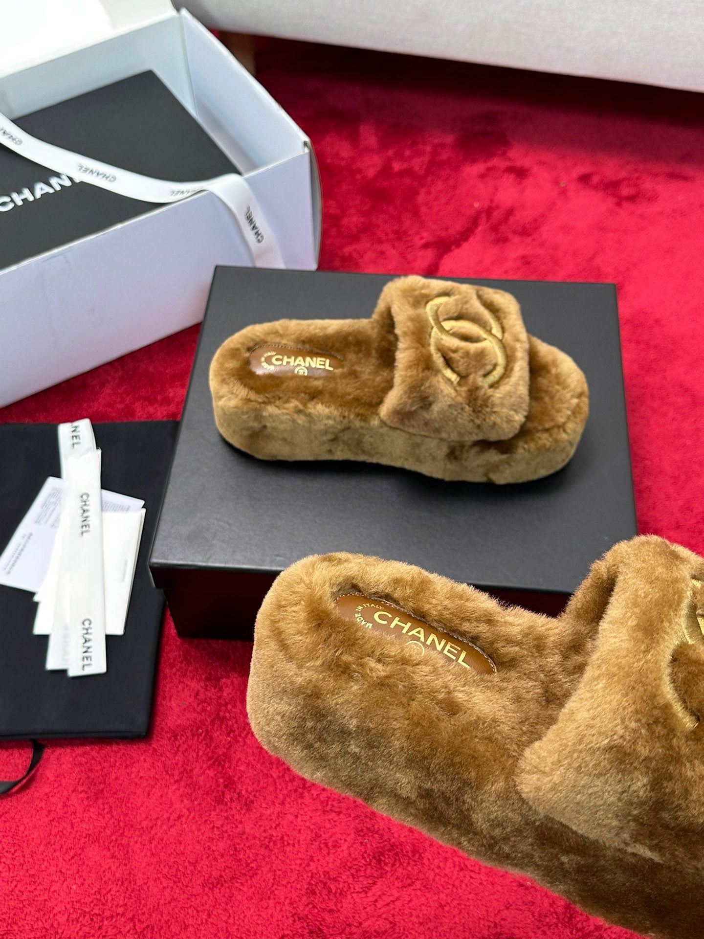 25 Thick soled hairy slippers