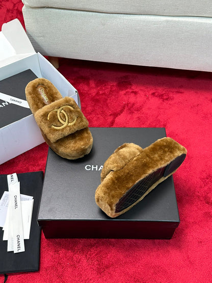 25 Thick soled hairy slippers