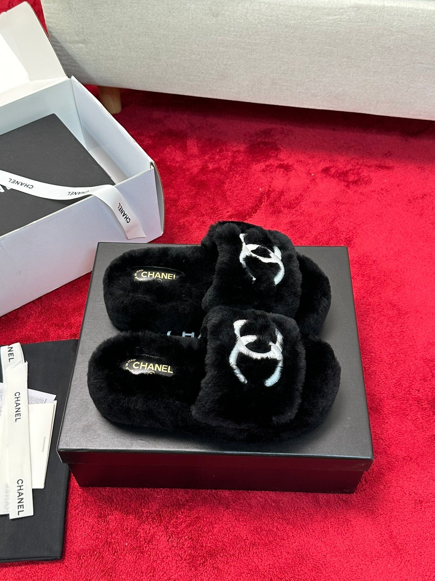 25 Thick soled hairy slippers