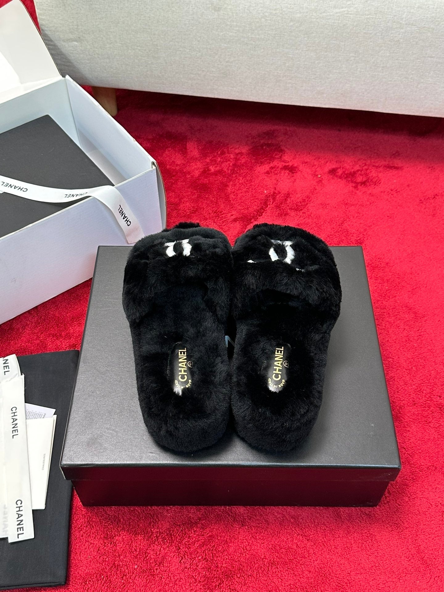 25 Thick soled hairy slippers
