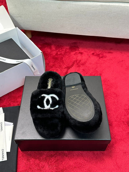 25 Thick soled hairy slippers