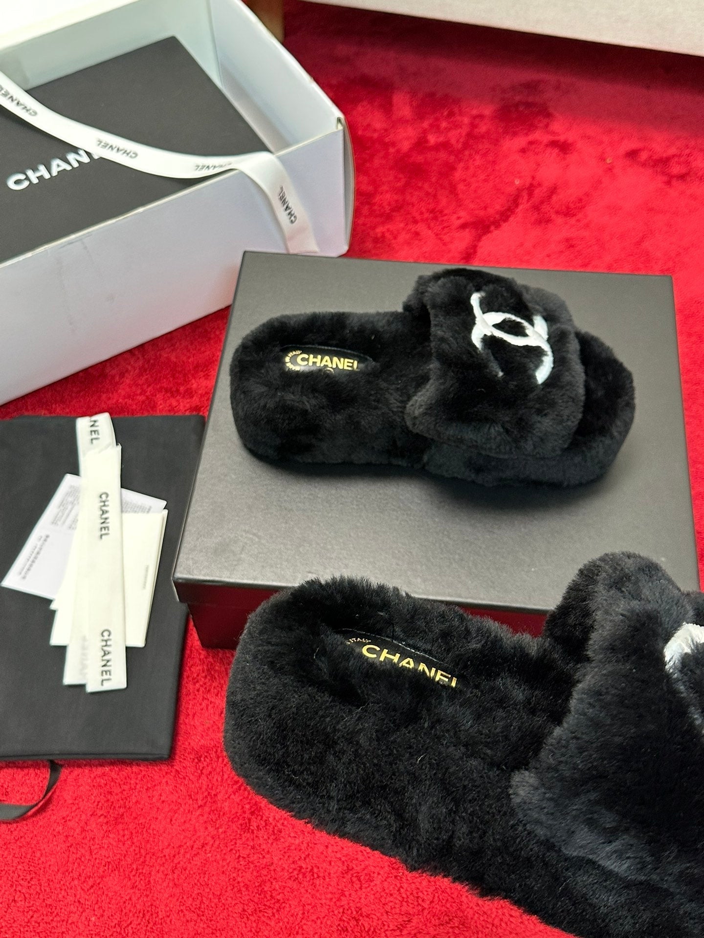 25 Thick soled hairy slippers