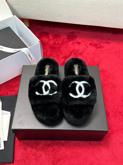 25 Thick soled hairy slippers