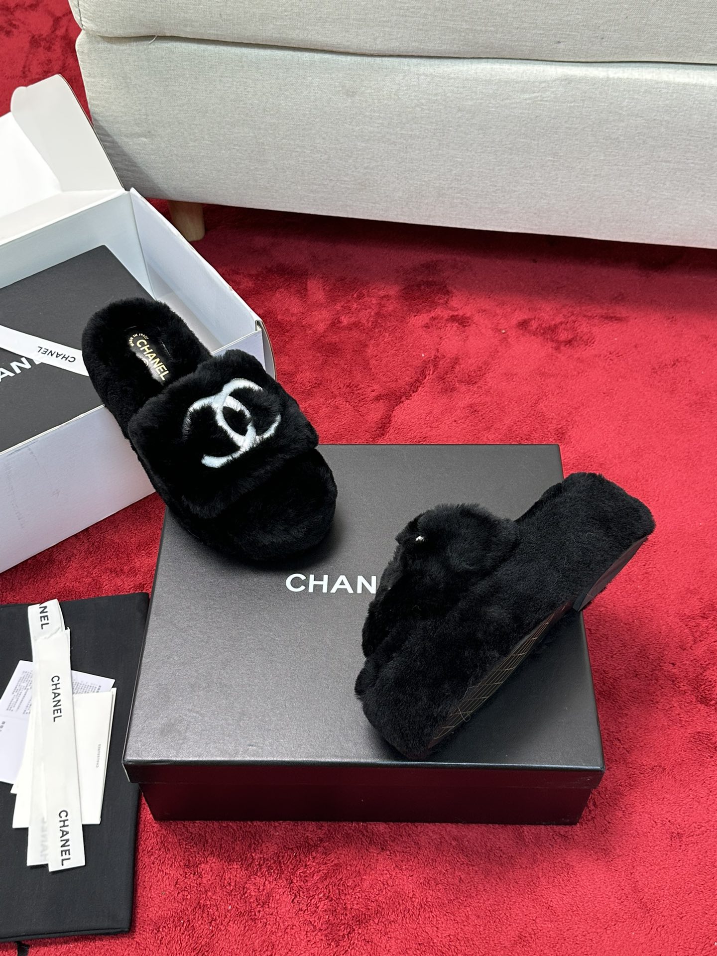 25 Thick soled hairy slippers