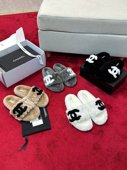 25 Classic diamond grid logo fur slippers