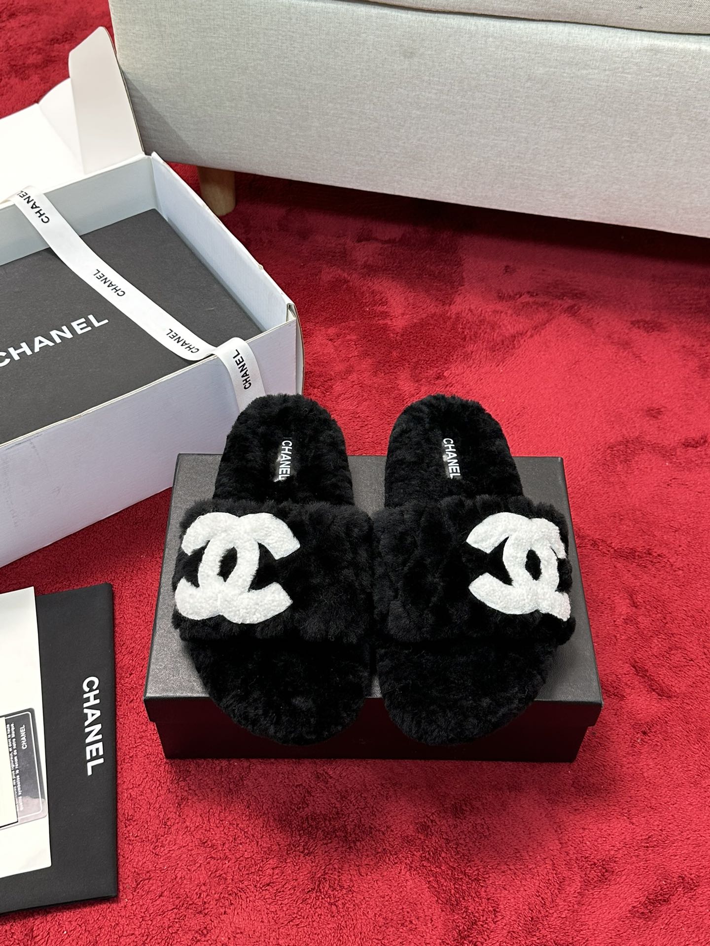 25 Classic diamond grid logo fur slippers