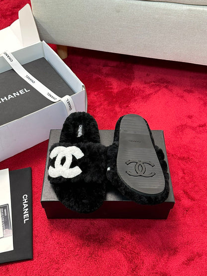 25 Classic diamond grid logo fur slippers