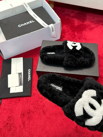 25 Classic diamond grid logo fur slippers