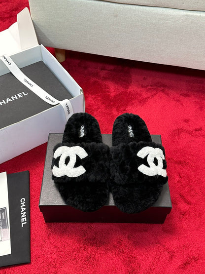 25 Classic diamond grid logo fur slippers