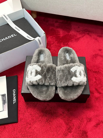 25 Classic diamond grid logo fur slippers
