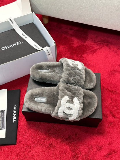 25 Classic diamond grid logo fur slippers