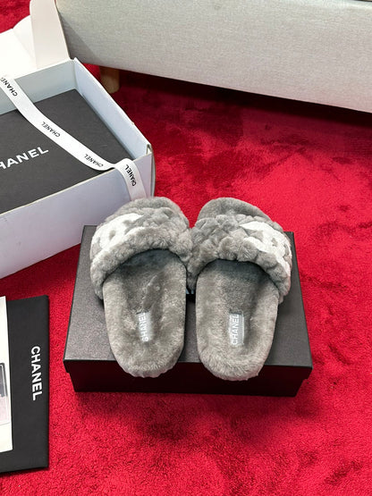 25 Classic diamond grid logo fur slippers