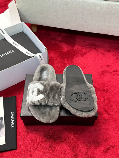 25 Classic diamond grid logo fur slippers