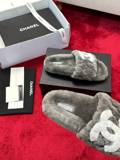 25 Classic diamond grid logo fur slippers