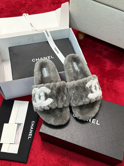 25 Classic diamond grid logo fur slippers