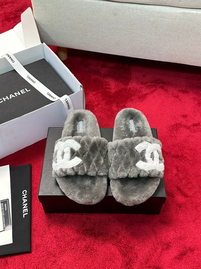 25 Classic diamond grid logo fur slippers