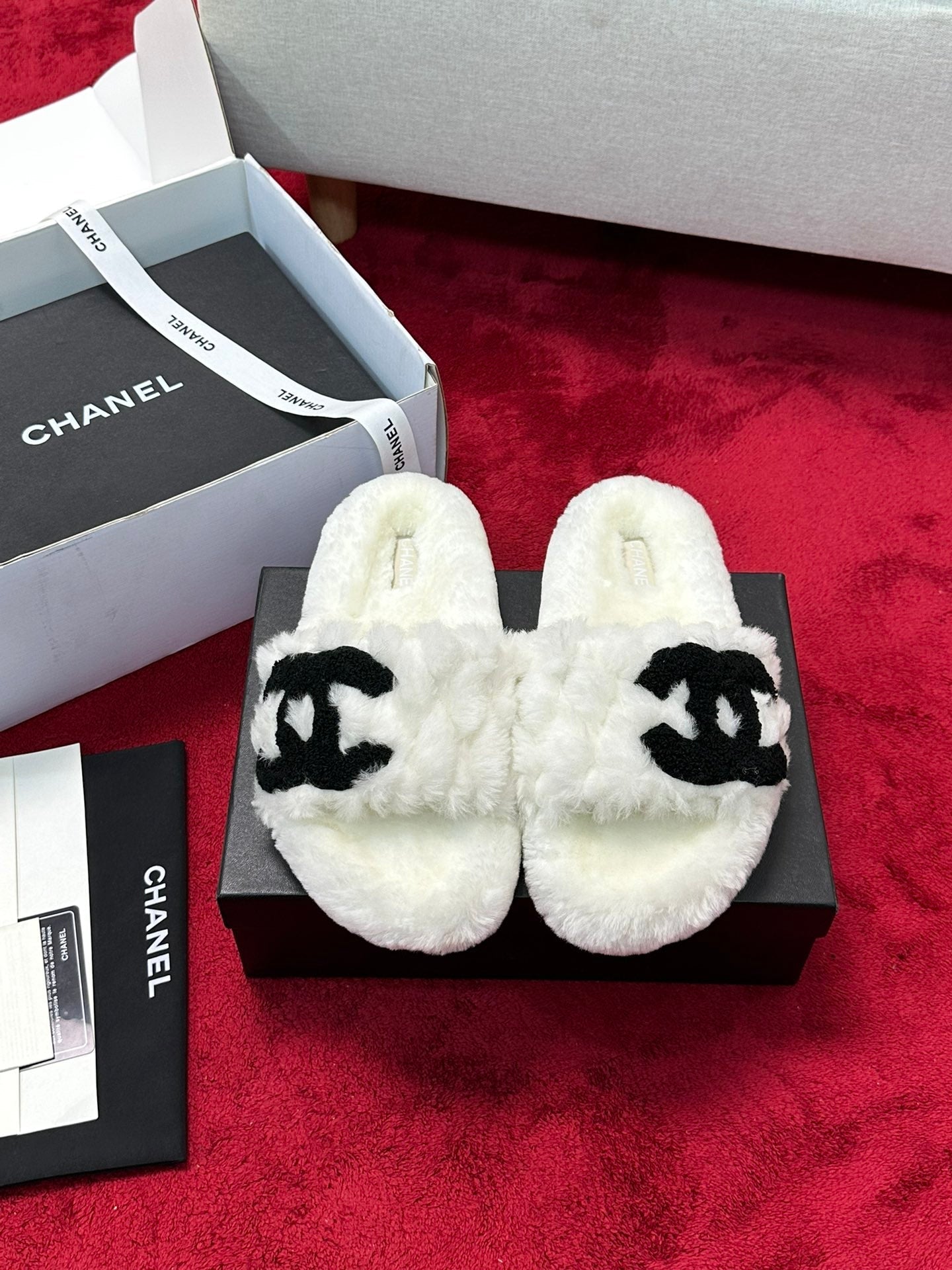25 Classic diamond grid logo fur slippers