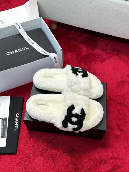 25 Classic diamond grid logo fur slippers