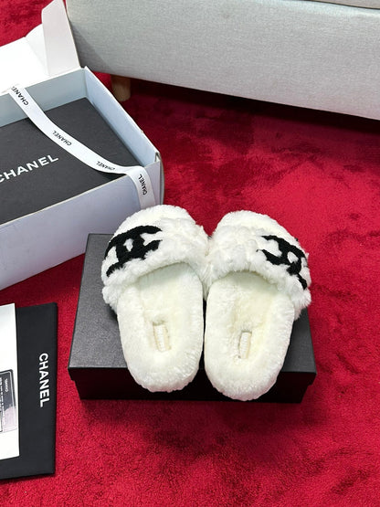 25 Classic diamond grid logo fur slippers
