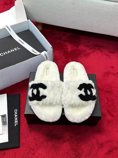 25 Classic diamond grid logo fur slippers