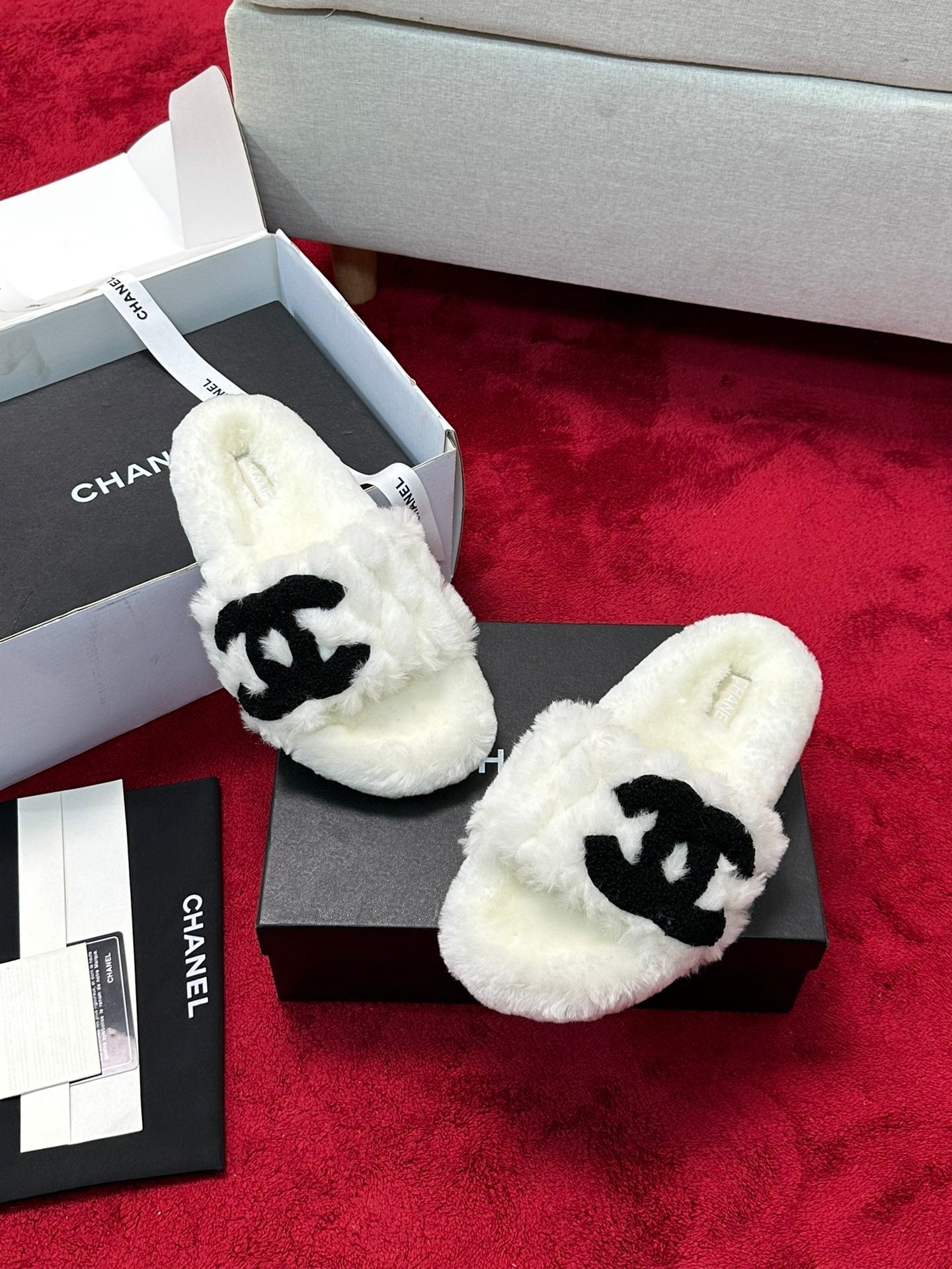 25 Classic diamond grid logo fur slippers
