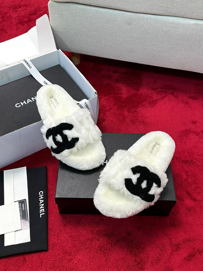 25 Classic diamond grid logo fur slippers