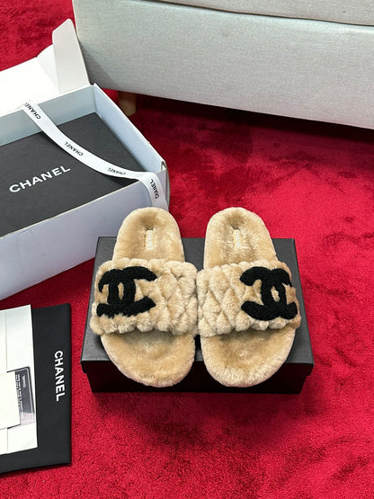 25 Classic diamond grid logo fur slippers