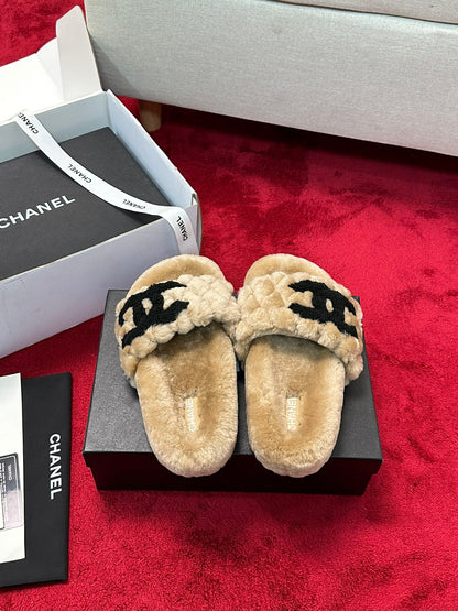 25 Classic diamond grid logo fur slippers