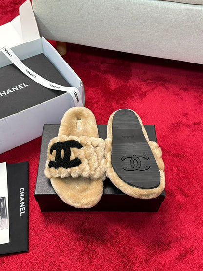 25 Classic diamond grid logo fur slippers