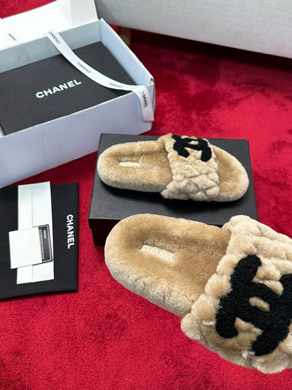 25 Classic diamond grid logo fur slippers